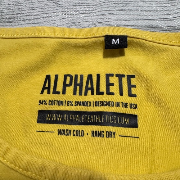 Alphalete Yellow Curved Hem T-Shirt Men’s Medium - Picture 4 of 5
